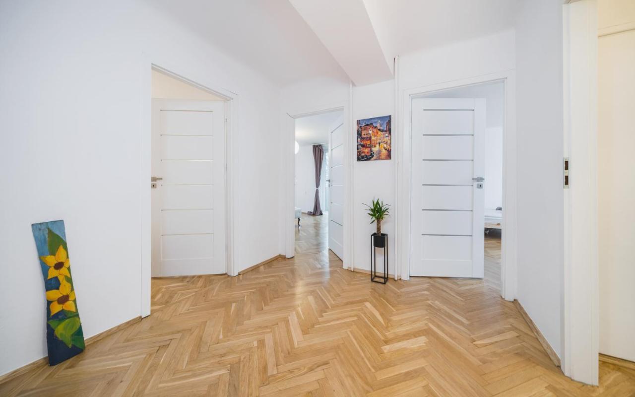 Sunshine Parkside Hideaway - 3 Bedroom - By Upstairs Krasków Exterior foto