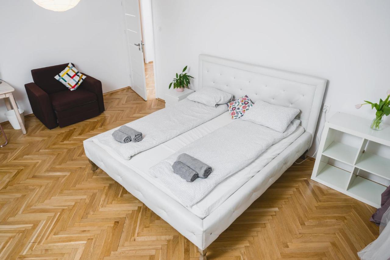 Sunshine Parkside Hideaway - 3 Bedroom - By Upstairs Krasków Exterior foto