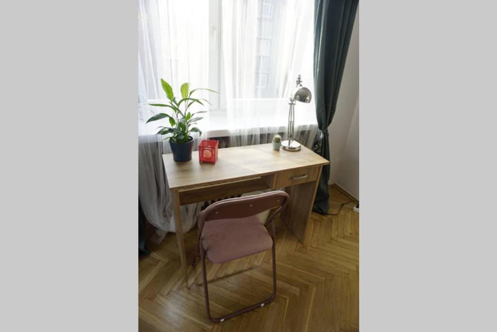 Sunshine Parkside Hideaway - 3 Bedroom - By Upstairs Krasków Exterior foto